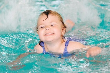 Copil în piscină pe care trebuie să-l urmezi pe mama info (mama info)