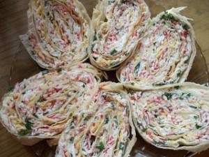 Rolls of pita kenyér töltött receptekkel egy ünnepi és alkalmi asztalra