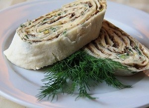 Rolls of pita kenyér töltött receptekkel egy ünnepi és alkalmi asztalra