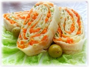 Rolls of pita kenyér töltött receptekkel egy ünnepi és alkalmi asztalra