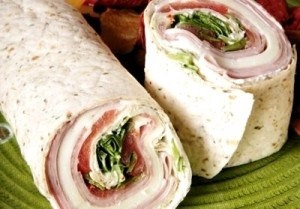 Rolls of pita kenyér töltött receptekkel egy ünnepi és alkalmi asztalra