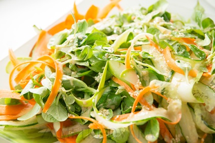 Salata de măduvă, morcov, castraveți și porumb, rețete simple cu fotografii