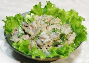 Salata cu carne de porc este o rețetă pentru un fel de mâncare originală și ieftină, care pe o masă festivă nu este