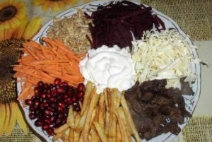 Salata cu carne de porc este o rețetă pentru un fel de mâncare originală și ieftină, care pe o masă festivă nu este