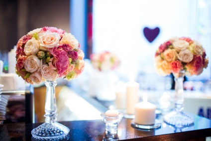A csarnok díszítése esküvőre friss virágokkal