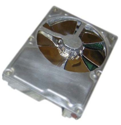 Ventilatoare cu iluminare de pe hard disk cu mâinile lor