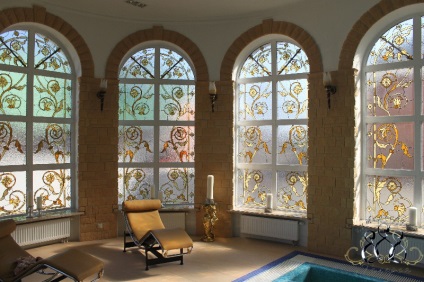 Sticla vitrata intr-un interior, lux si confort