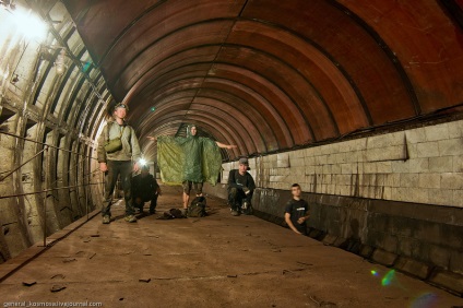 În interiorul stației abandonate Lviv brama prin ochii de excavatoare și pasageri din temniță și acoperișul de la Kiev