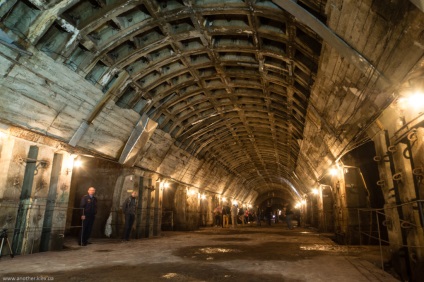 În interiorul stației abandonate Lviv brama prin ochii de excavatoare și pasageri din temniță și acoperișul de la Kiev