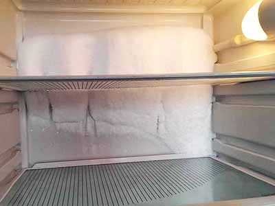 În frigider, gheața de pe peretele din spate