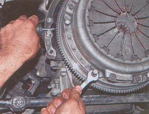 Înlocuirea discurilor de ambreiaj acționate și de frână - repararea autovehiculului Volga gas 31105
