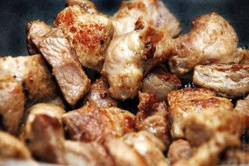 Carne de porc prăjită cu condimente și garnitură de legume