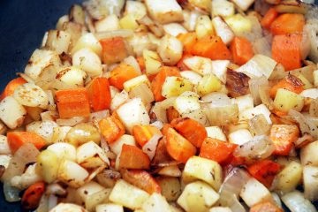 Carne de porc prăjită cu condimente și garnitură de legume