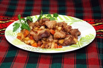 Carne de porc prăjită cu condimente și garnitură de legume