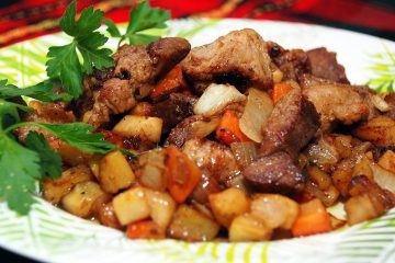 Carne de porc prăjită cu condimente și garnitură de legume