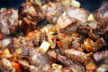 Carne de porc prăjită cu condimente și garnitură de legume