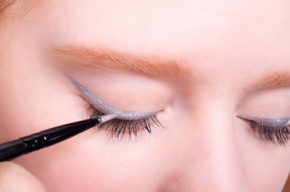 10 moduri neobișnuite de a folosi cosmetice într-un mod nou