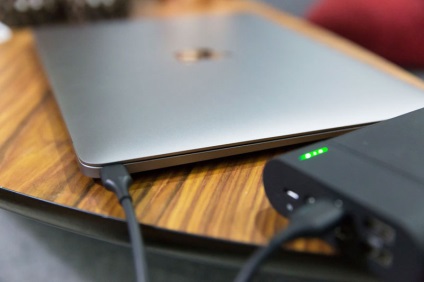 MacBook-ul de 12 inch este primul laptop care poate fi reîncărcat de la baterii externe, de la știri