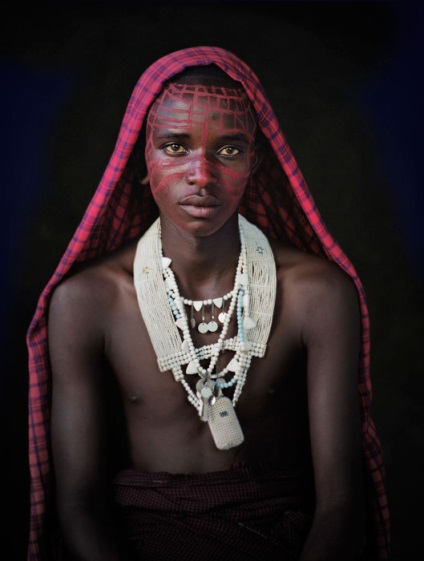 14 fotografii colorate ale reprezentanților poporului african indigen Masai