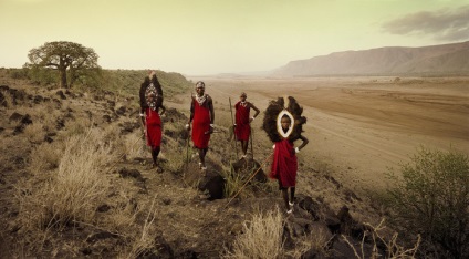 14 fotografii colorate ale reprezentanților poporului african indigen Masai