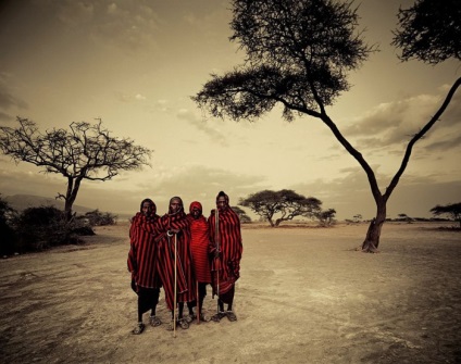 14 fotografii colorate ale reprezentanților poporului african indigen Masai