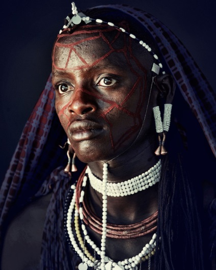 14 fotografii colorate ale reprezentanților poporului african indigen Masai