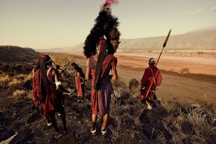 14 fotografii colorate ale reprezentanților poporului african indigen Masai