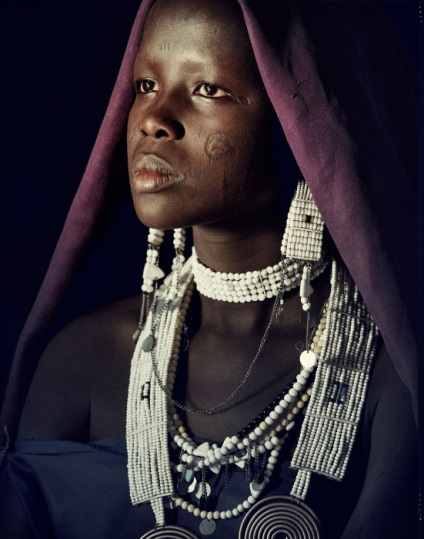 14 fotografii colorate ale reprezentanților poporului african indigen Masai