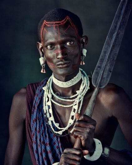 14 fotografii colorate ale reprezentanților poporului african indigen Masai