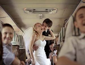 Închirierea autobuzelor pentru elevi, pentru o nuntă, pentru o excursie, pentru a participa la o procesiune funerară, pentru