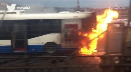 Az ausztrál egy égő buszba futott, hogy megmentse az utazást