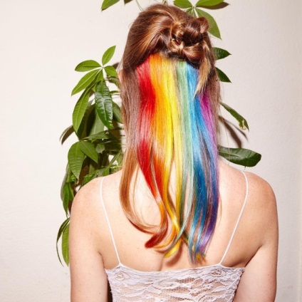 Parul colorat este o tehnică nouă de colorare - un curcubeu ascuns în păr care va ajuta la ascundere
