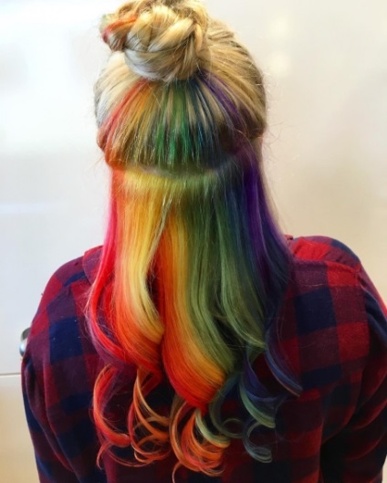 Parul colorat este o tehnică nouă de colorare - un curcubeu ascuns în păr care va ajuta la ascundere