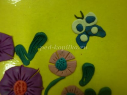 Compoziție de flori din plasticină pentru copiii din grupul senior al unei grădinițe