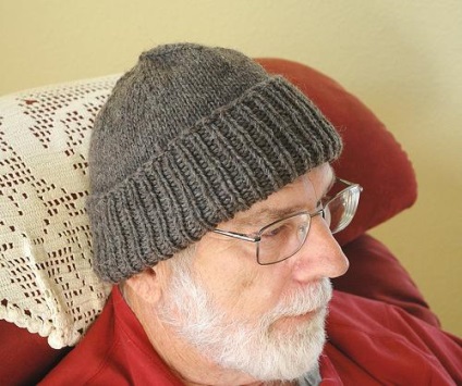 Pentru un începător, nimic nu este mai ușor decât pălăria bărbatului tricotat