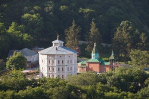 Două mănăstiri ale bărbatului de pe Muntele Beshtau și femeia Sf. Gheorghe