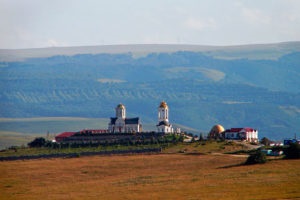 Două mănăstiri ale bărbatului de pe Muntele Beshtau și femeia Sf. Gheorghe