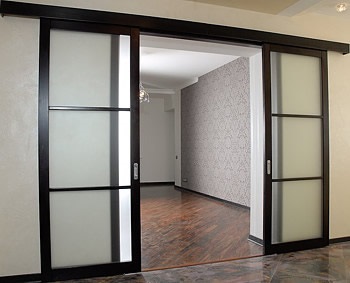 Interiorul compartimentului pentru uși este eficient și accesibil