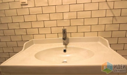 A csővezeték elhelyezkedésének másik változata a fürdőszobában, a fürdőszoba felszerelésének telepítése, keverőgép a
