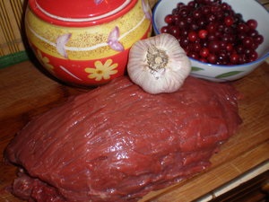 Umplute cu merișoare și coapte în mânecă de carne de vită cu rețetă picantă de sos cu fotografii