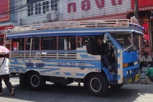Városi buszok és főiskolák - tömegközlekedés Phuket-ban parkolók és útvonalak
