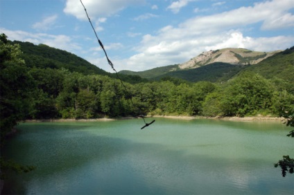 În cazul în care pentru a găsi Lacul Emerald din Crimeea, cum să ajungi la masina