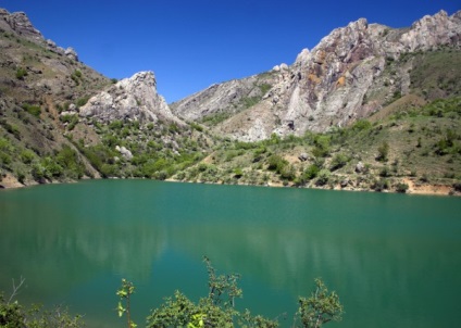 În cazul în care pentru a găsi Lacul Emerald din Crimeea, cum să ajungi la masina