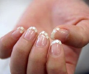 Ce poate fi o manichiura de nunta scurta de unghii - nici un motiv sa renunte la arta unghiilor