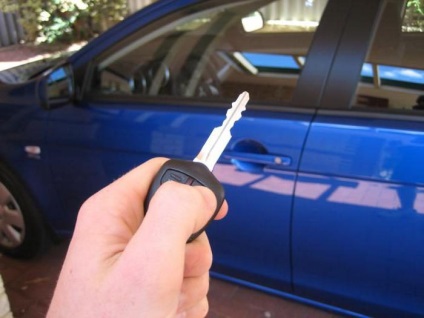 Cum să deschideți o ușă de mașină dacă blocajul este blocat
