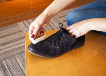 Как да се почисти велурени обувки у дома