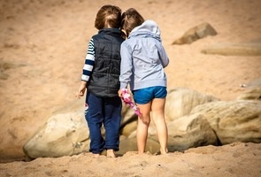 Cum să-i ajuți pe copil să-și găsească prieteni și să se adapteze într-o țară străină