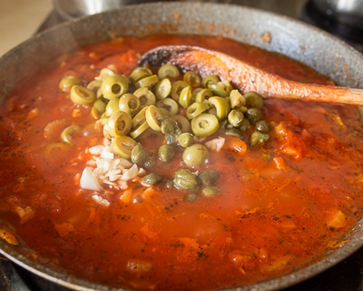 Cum să gătești un pui coacționat în sos mediteranean - o rețetă pas cu pas cu o fotografie