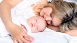 Hogyan helyezzen el egy gyermeket alvás nélkül anélkül, hogy hintázna a keze vagy az ágyán