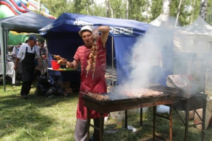 Kazan a mers spre fântâni, kebaburi shish, pictoni și burta dans la Sabantuy, seara Kazan